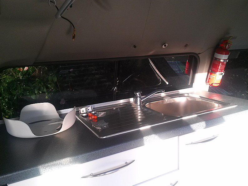 Küchenzeile mit Spüle und Gaskocher im Super Traveller von Chilli Rentals Neuseeland