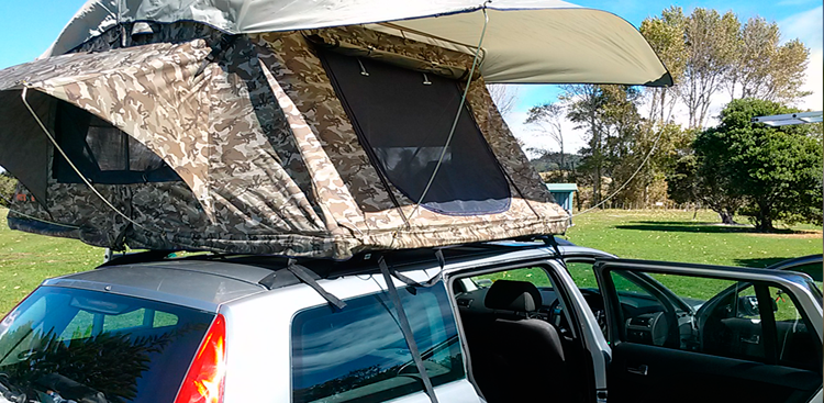 Vrooms with a View Big mit aufgeklapptem Dachzelt von Chilli Rentals Neuseeland