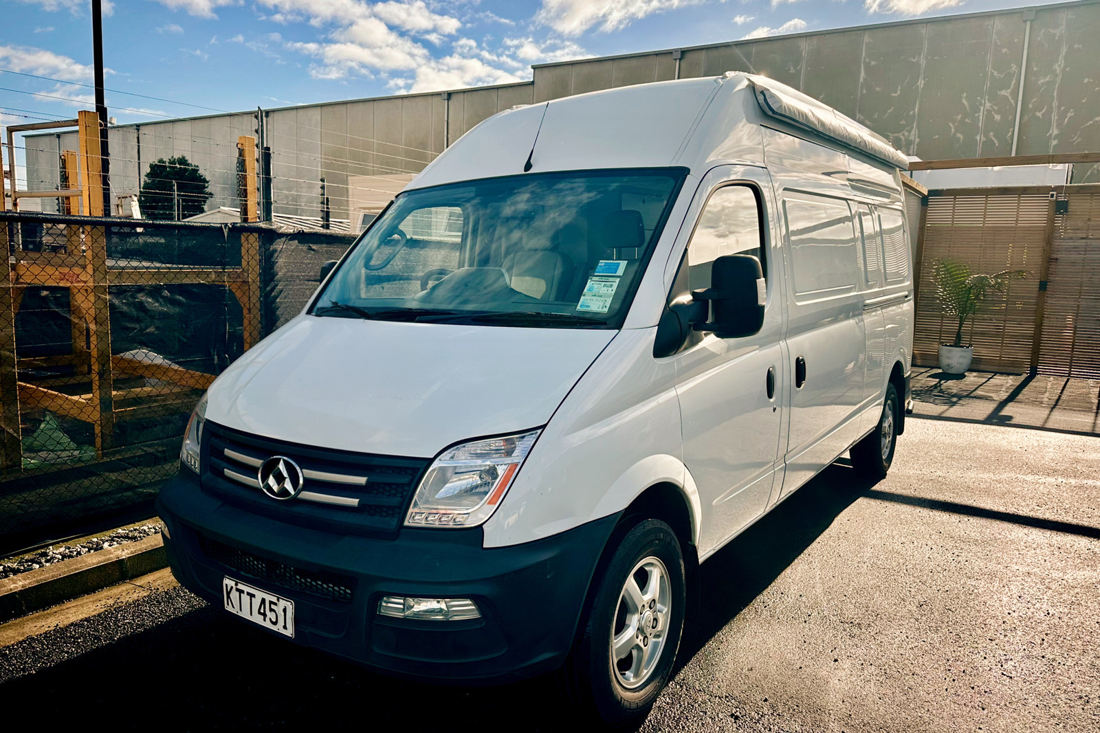 Custom Camper als weißer Kastenwagen vor dem Ausbau