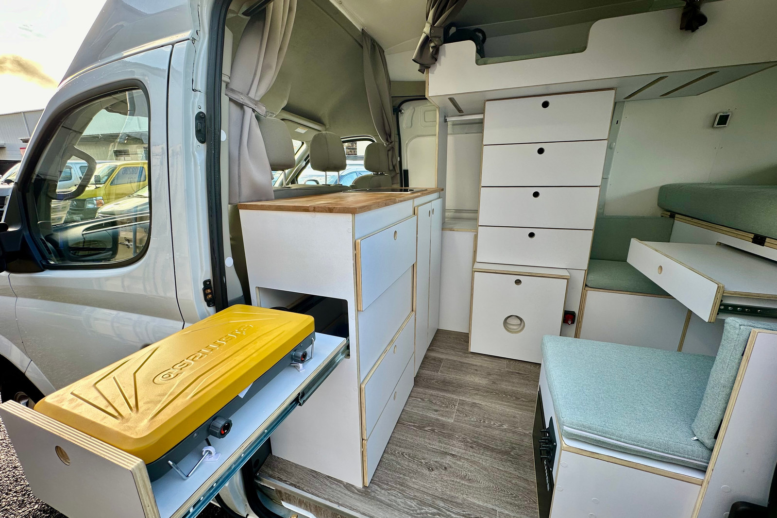 Ausgebaute Küche mit Schubladen im Custom Camper