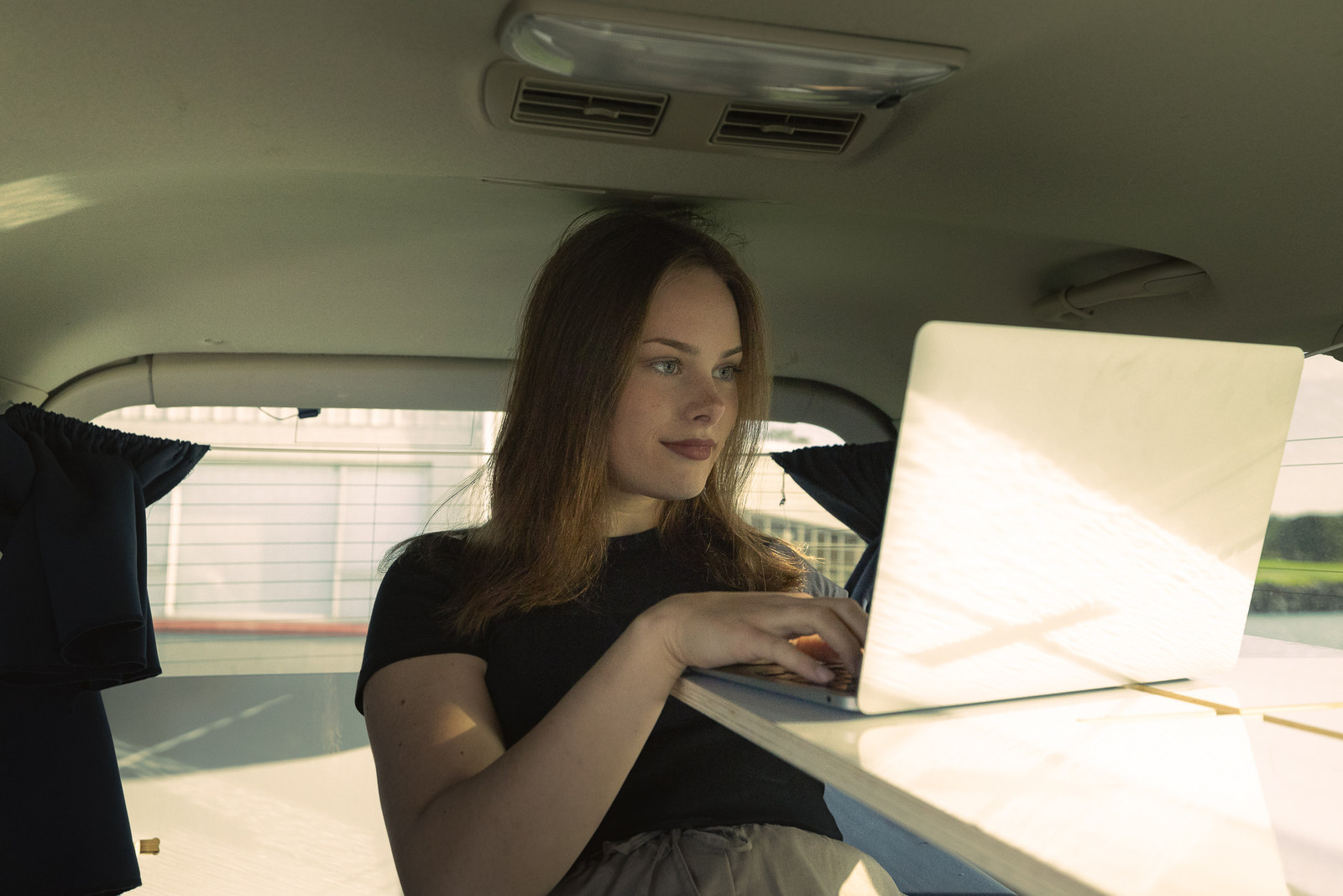 Arbeiten am Laptop im Medium Premium Camper