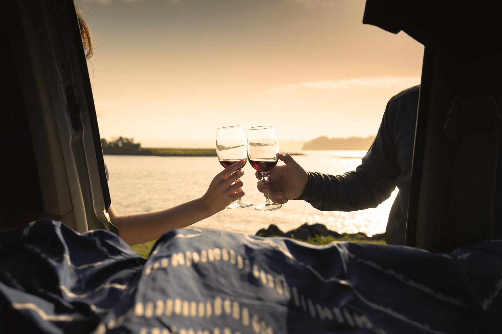 Anstoßen mit zwei Gläsern im Medium Premium Camper